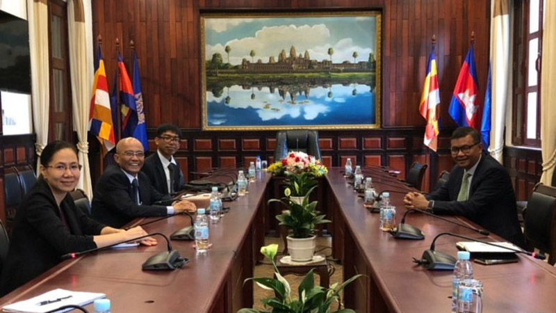 H.E Dr. Hang Choun Naron, Minister of MOEYS met with CDRI Executive Director