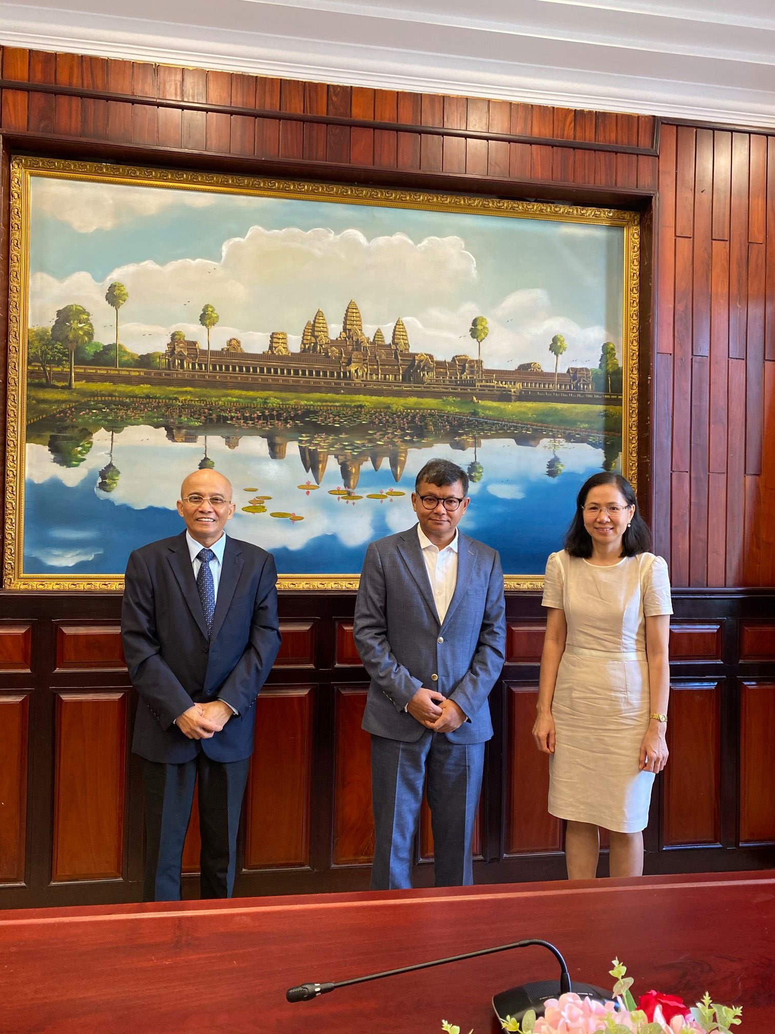 H.E Academician Hang Ch. Naron, welcomed CDRI delegation.